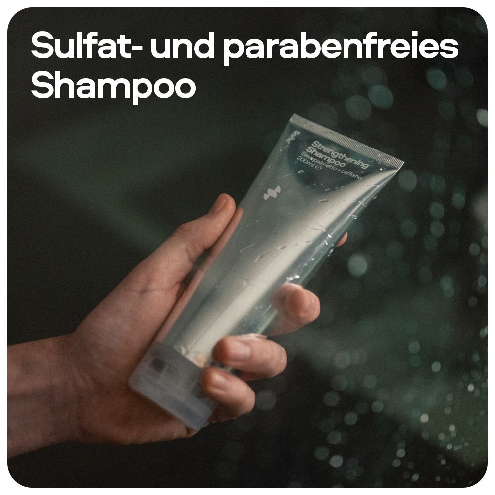 Hand hält eine transparente Tube Shampoo. Text: Sulfat- und parabenfreies Shampoo.