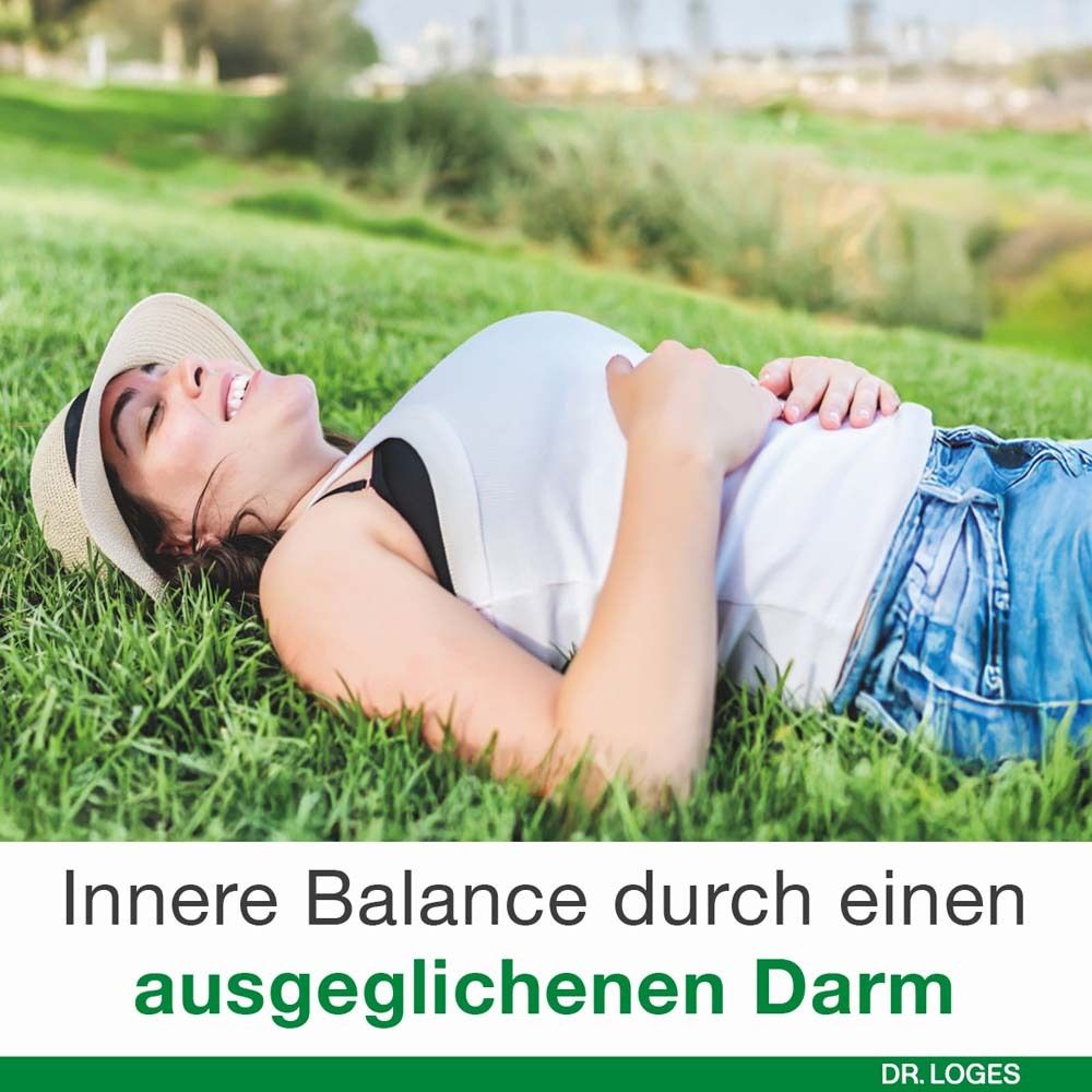 Frau liegt auf Gras, lächelt. Text: Innere Balance durch einen ausgeglichenen Darm.