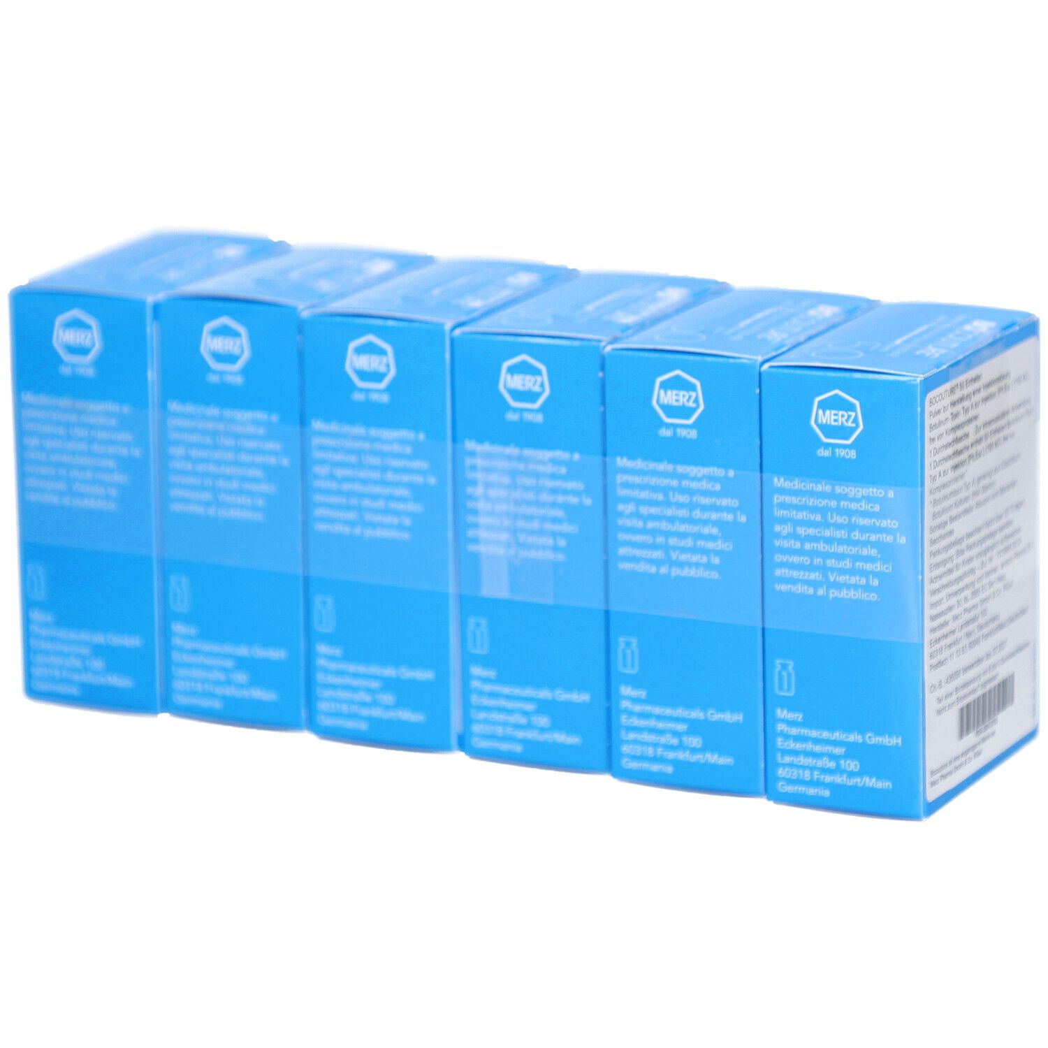Blaue Kartons mit Text. MERZ-Logo sichtbar.