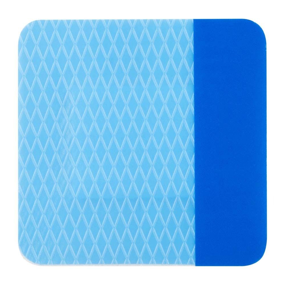 Quadratisches Pflaster mit blauem, rautenförmigem Muster und blauem Klebestreifen.