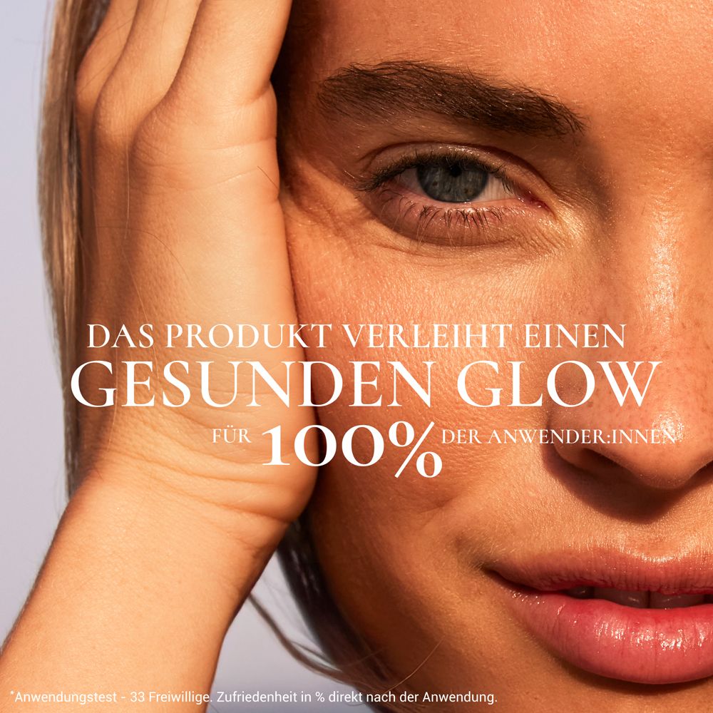 Nahaufnahme eines Gesichts. Text: Das Produkt verleiht einen gesunden Glow für 100% der Anwender:innen.