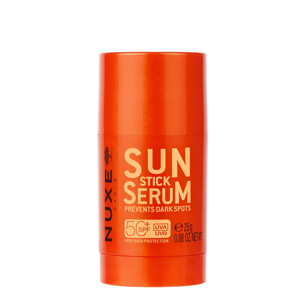 Orangener Stick mit Aufschrift SUN STICK SERUM. LSF 50+. Verhindert dunkle Flecken. 25g.
