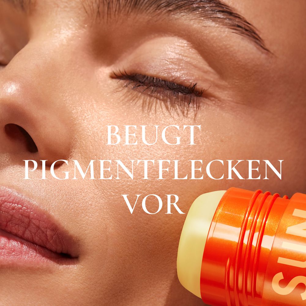 Nahaufnahme eines Gesichts. Text: BEUGT PIGMENTFLECKEN VOR. Produkt: SUN STICK SERUM.