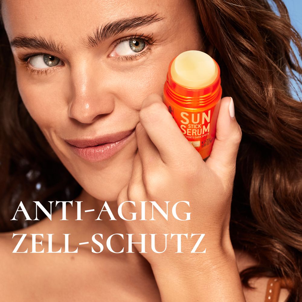 Frau hält SUN STICK SERUM. Text: ANTI-AGING ZELL-SCHUTZ.