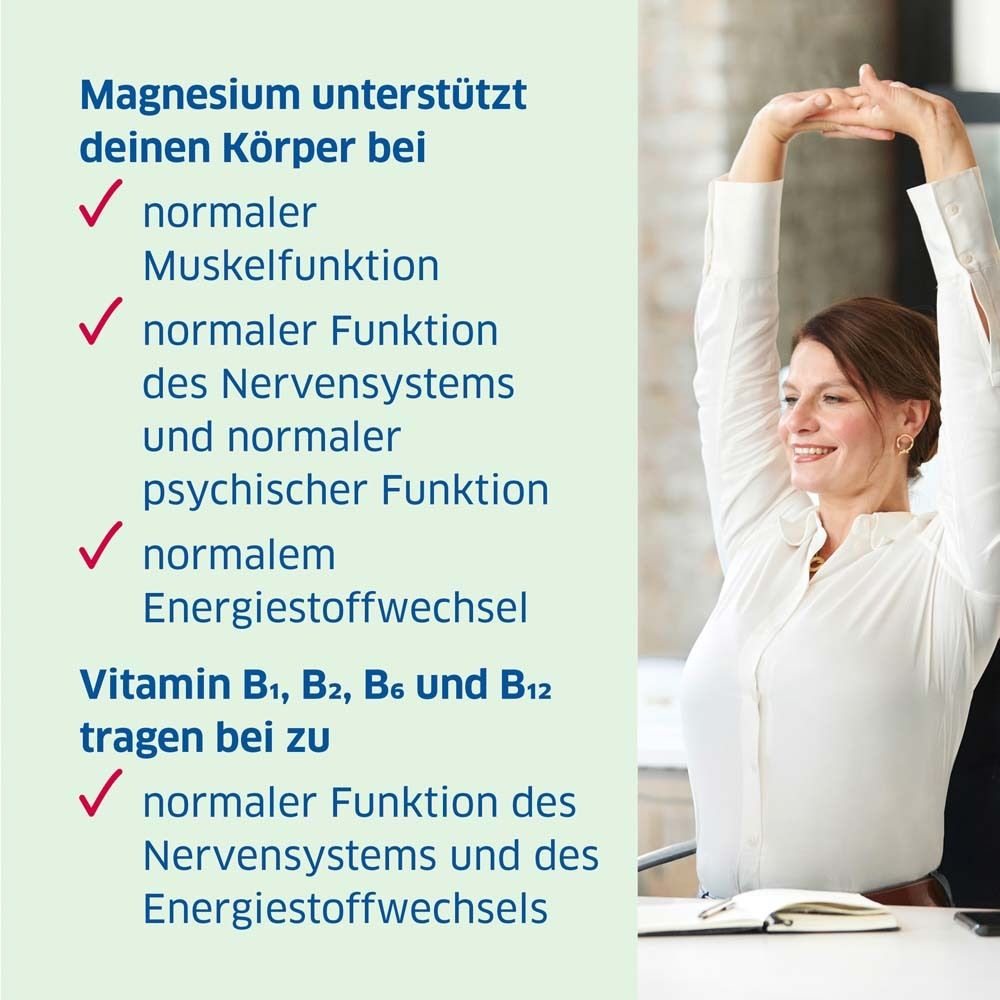 Text über Magnesium und Vitamin B. Frau dehnt sich. Rote Häkchen vor Text. Hintergrund: hellgrün.