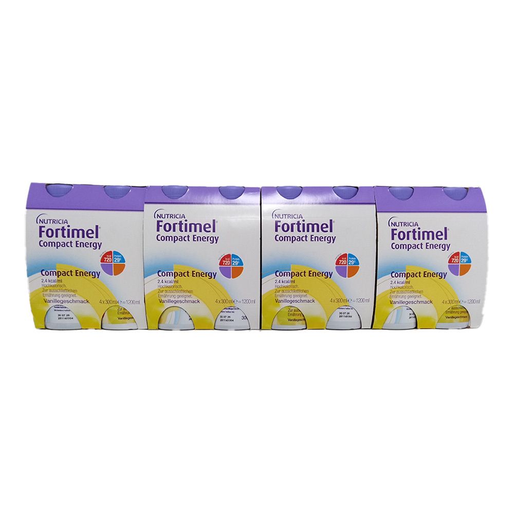 Vier Packungen FORTIMEL Compact Energy. Jede Packung enthält vier Flaschen. Aufdruck: NUTRICIA, Compact Energy, Vanille.