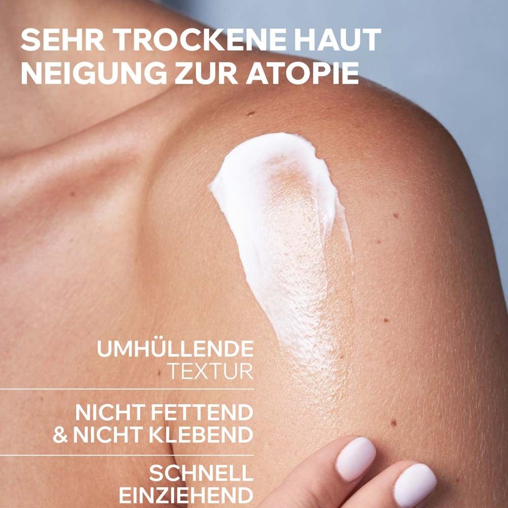 Creme auf Haut aufgetragen. Text: Sehr trockene Haut, Neigung zur Atopie. Umhüllende Textur. Nicht fettend & nicht klebend. Schnell einziehend.