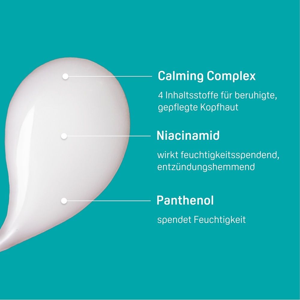 Nahaufnahme einer weißen Flüssigkeit mit Beschriftungen: Calming Complex, Niacinamid, Panthenol.