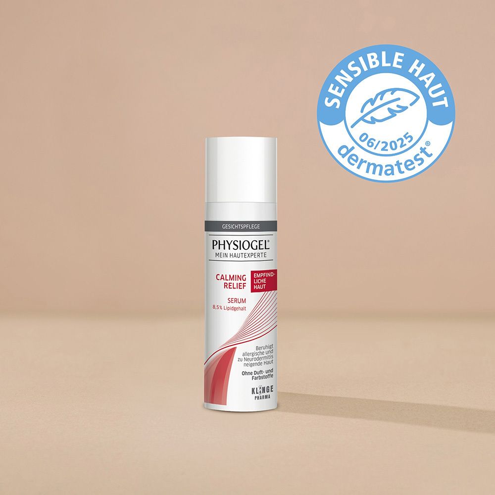 Flasche des PHYSIOGEL® Calming Relief Serums mit Dermatest-Siegel.