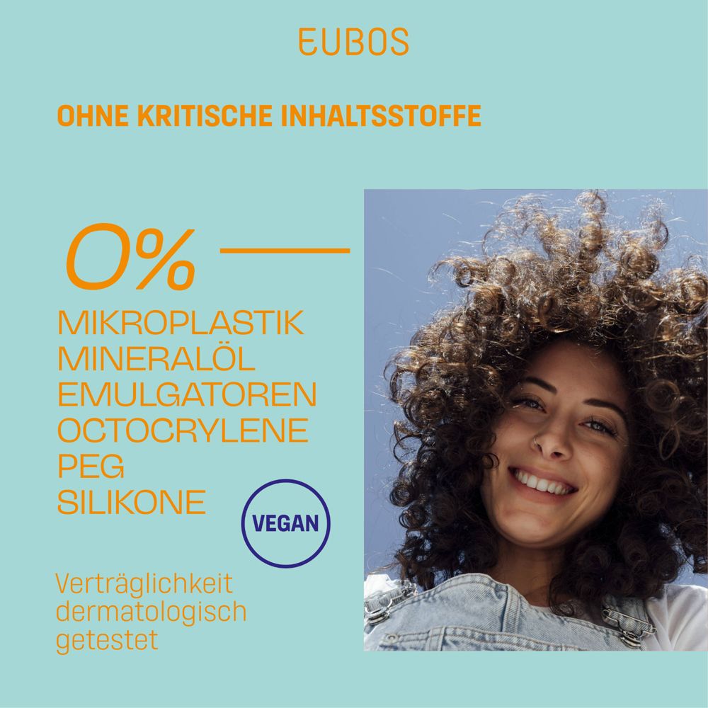 Frau mit Locken lächelt. Text über Inhaltsstoffe. Vegan-Logo. Hintergrund blau.