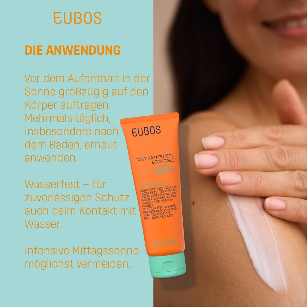 Person trägt Sonnenlotion auf Schulter auf. EUBOS Tube. Text über Anwendung. Hintergrund blau.