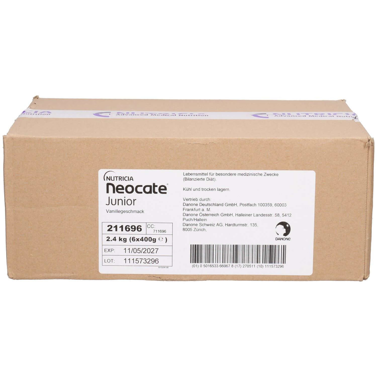 Karton mit Produktinformationen. Aufschrift: NEOCATE Junior, Vanillegeschmack, 2.4 kg. Enthält Barcode und Haltbarkeitsdatum.