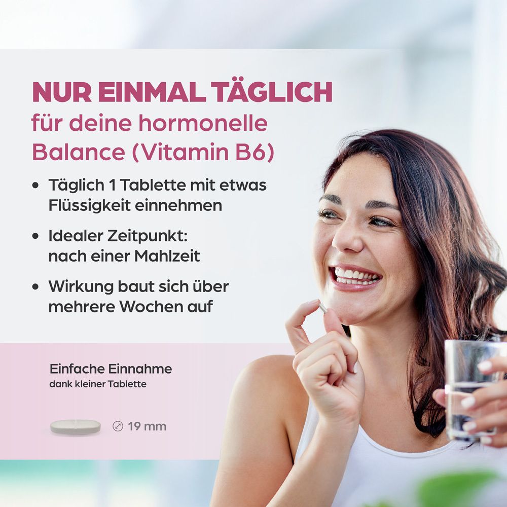 Frau nimmt Tablette. Text: NUR EINMAL TÄGLICH für deine hormonelle Balance (Vitamin B6). Tablette: 19 mm. Glas Wasser.
