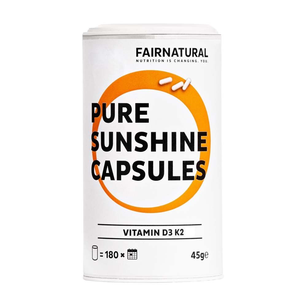 Zylindrische Dose mit weißem Deckel. Aufschrift: FAIRNATURAL, PURE SUNSHINE CAPSULES, Vitamin D3 K2. Einige Kapseln liegen daneben.