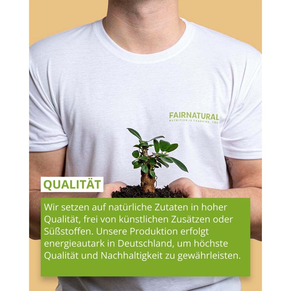Person hält Pflanze. Text: Qualität. Wir setzen auf natürliche Zutaten in hoher Qualität, frei von künstlichen Zusätzen oder Süßstoffen.