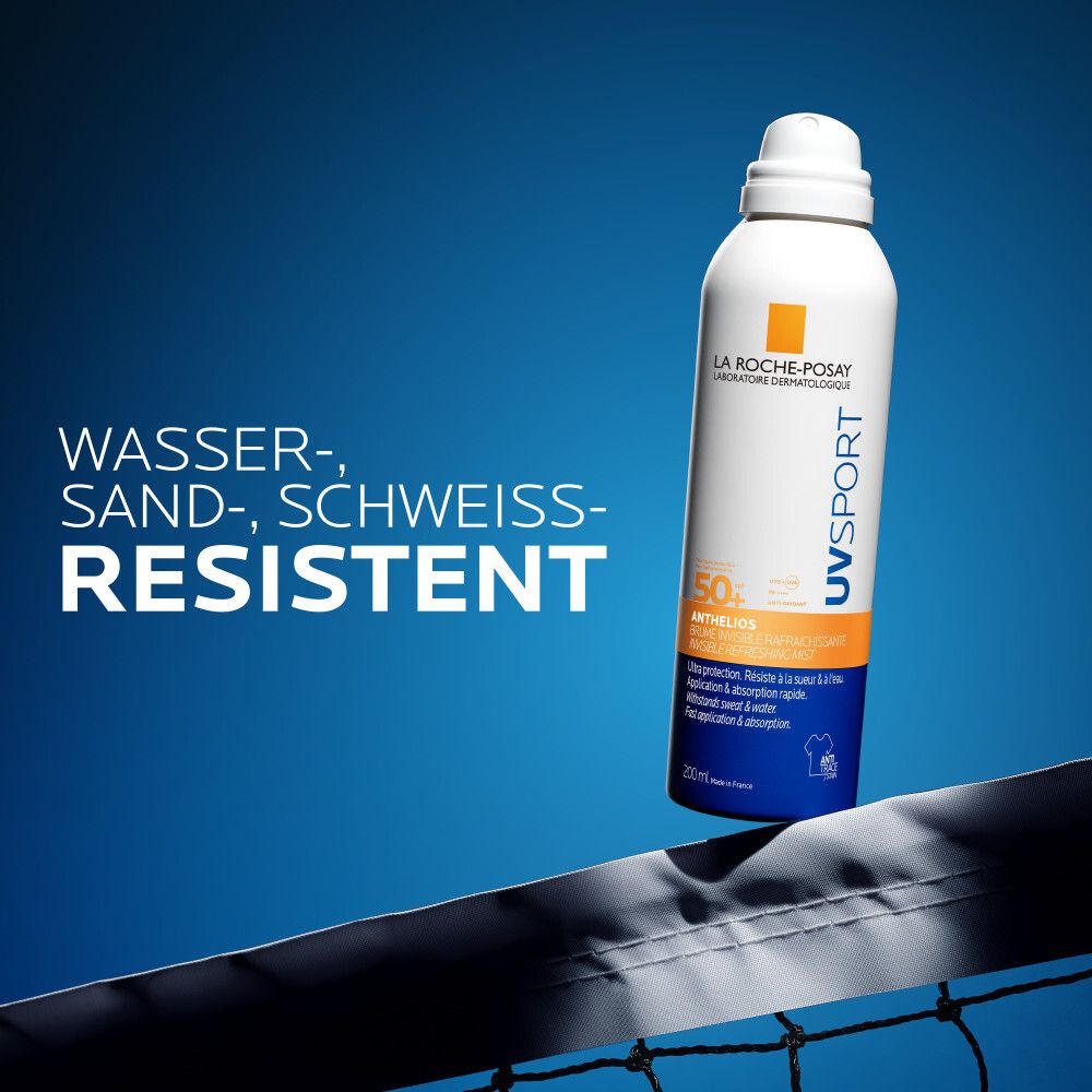 La Roche Posay Anthelios UV Sport Sonnenspray LSF 50+. Wasser-, sand- und schweißresistent. Weißer Pumpspray auf blauem Hintergrund mit Netz.