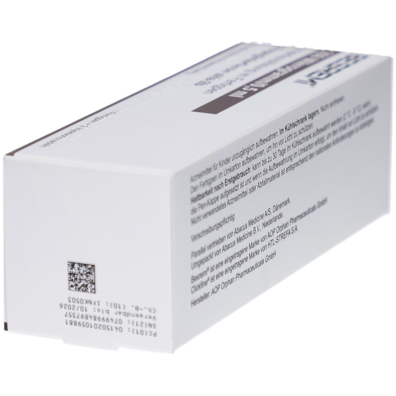 Produktverpackung, Rückseite mit Text und Barcode. Herstellerinformationen und Chargennummer. Winkelansicht.