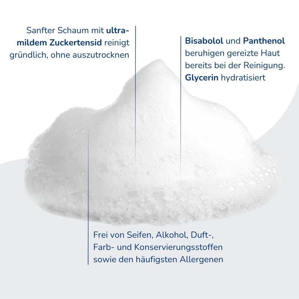 Nahaufnahme von Schaum. Text: Sanfter Schaum, reinigt, beruhigt, hydratisiert. Frei von Seifen, Alkohol, Duft-, Farb- und Konservierungsstoffen.