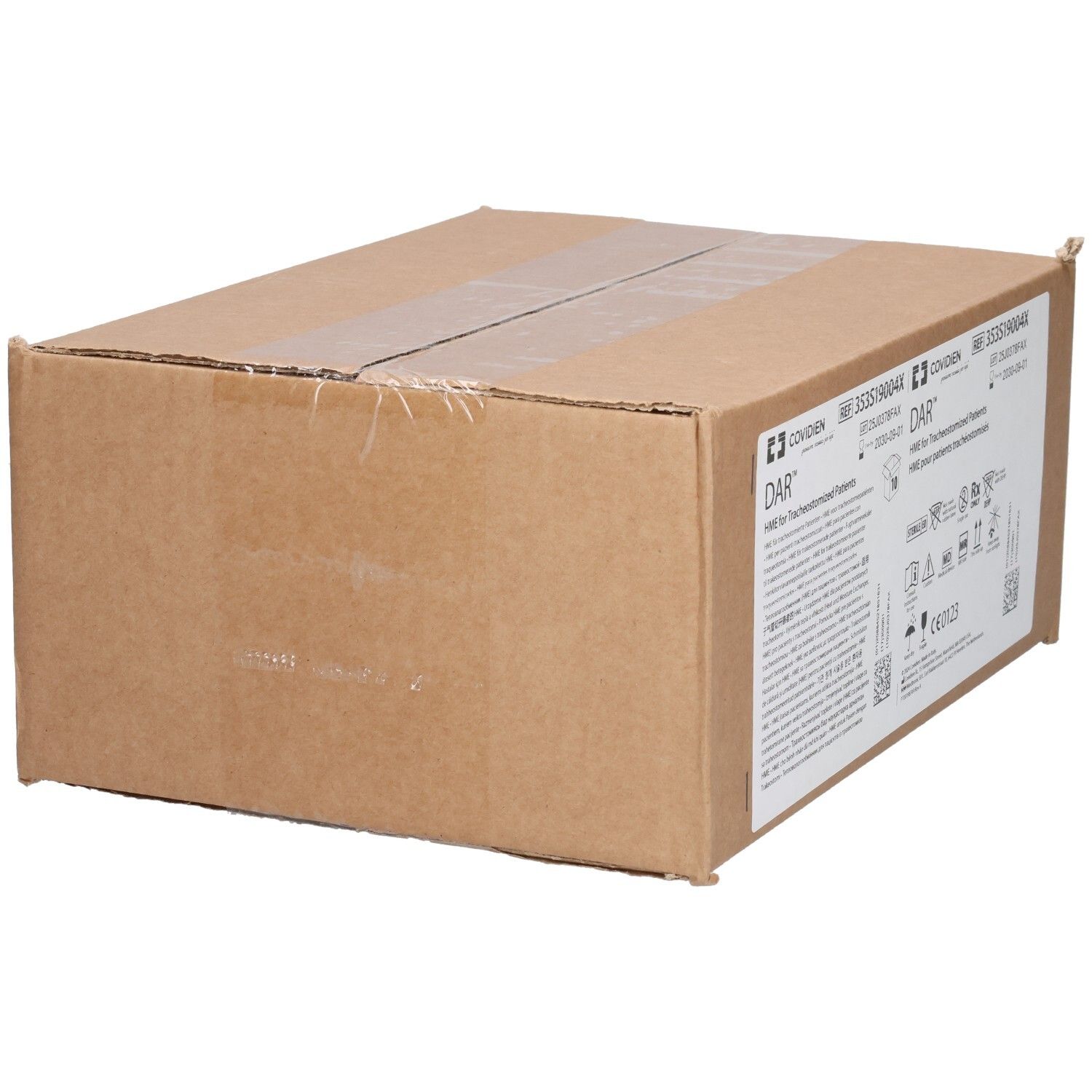 Braune Kartonverpackung, verschlossen mit Klebeband. Aufschrift: DAR HME for Tracheostomized Patients. CE-Kennzeichnung.