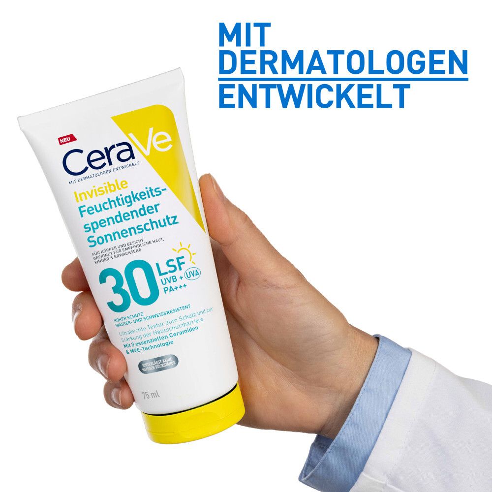 Hand hält Tube CeraVe Sonnenschutz LSF30. Text: Mit Dermatologen entwickelt. Weißer Kittel.