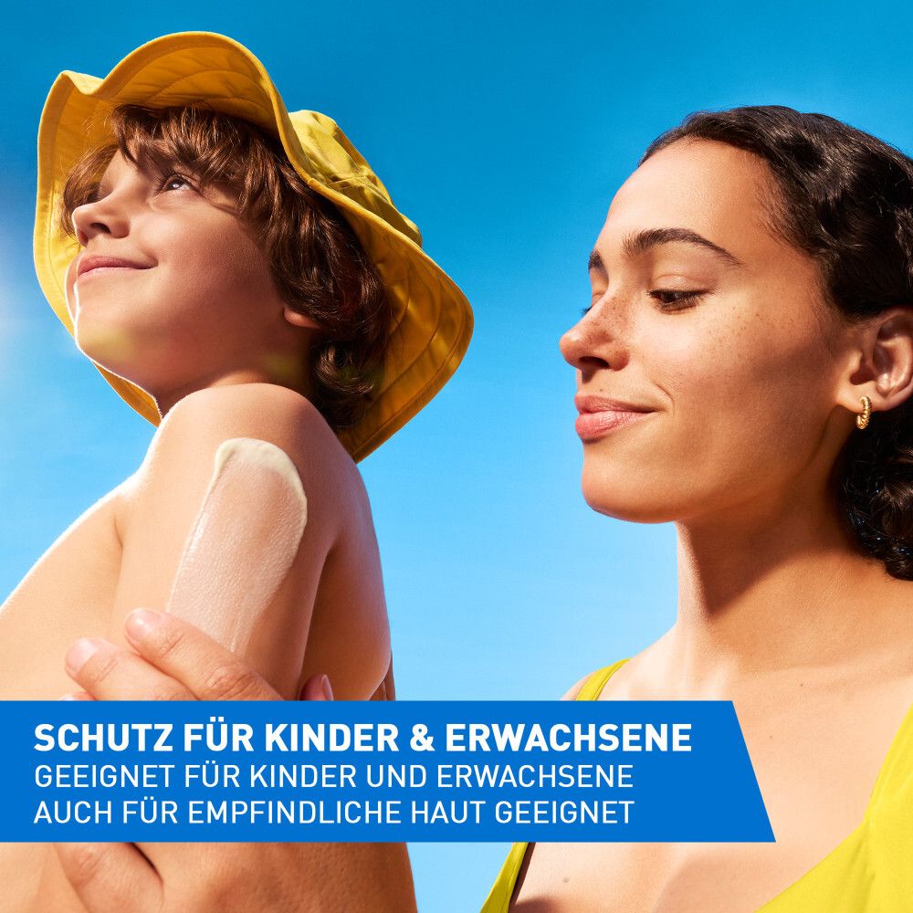 Hand hält CeraVe Invisible Sonnenschutz LSF 50+ Tube. Text: Mit Dermatologen entwickelt. 75 ml.