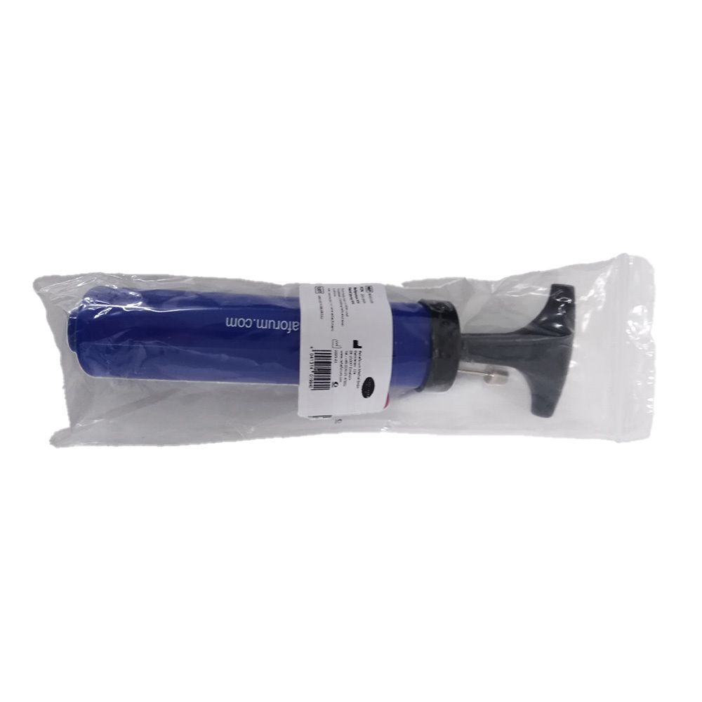 Blaue Pumpe in Plastikverpackung. Schwarzer Griff. Aufschrift auf Papierband.