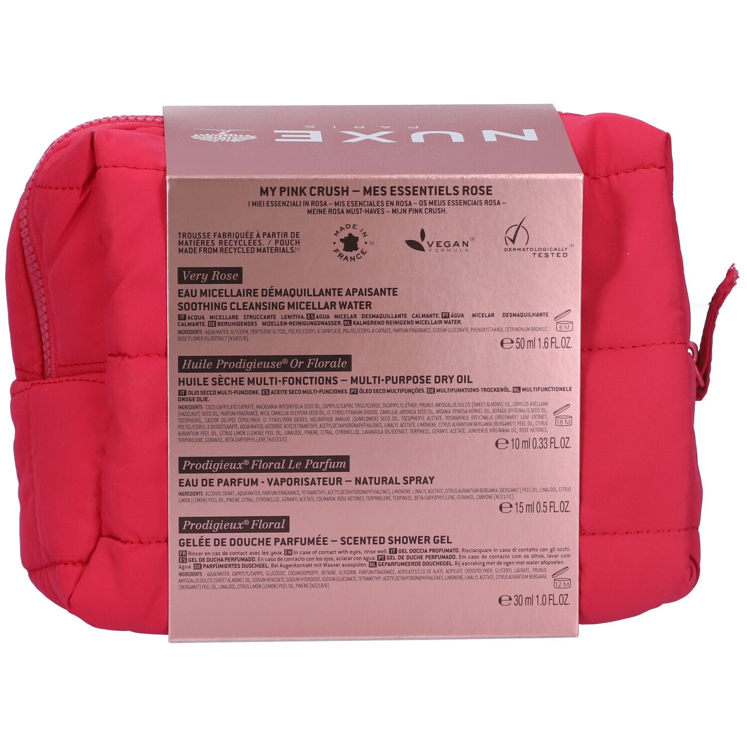 Rückseite der Produktverpackung mit Text. Enthält Produktnamen und Inhaltsangaben. Pinkfarbenes Kosmetiktäschchen im Hintergrund.