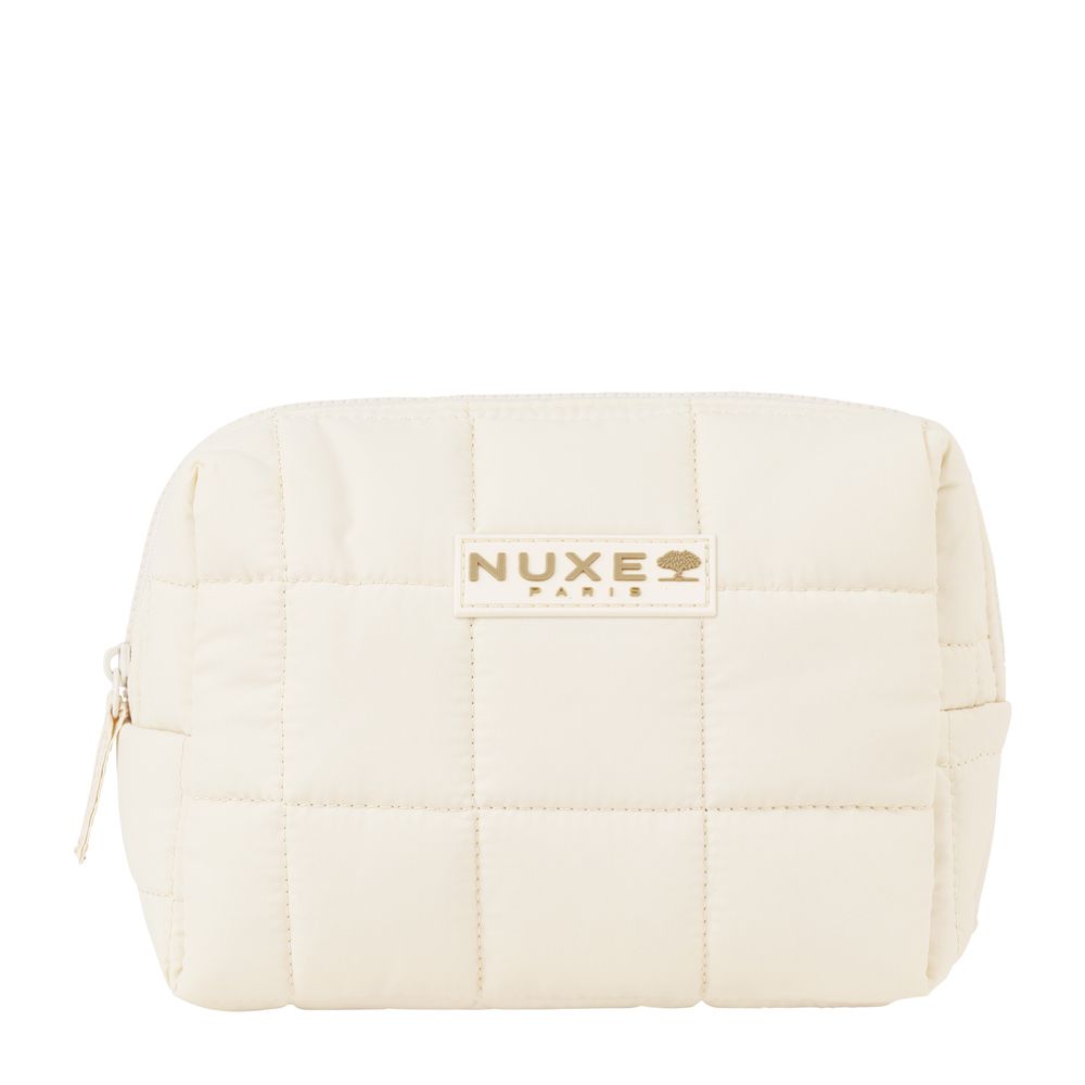 Beige, gesteppte Kosmetiktasche mit Reißverschluss. Aufschrift: Nuxe.