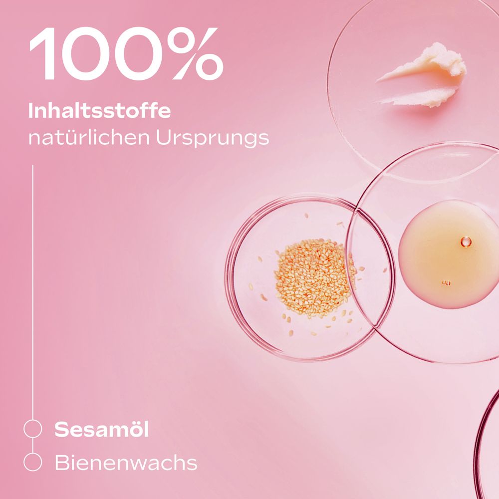 Inhaltsstoffe in Petrischalen. Text: 100% Inhaltsstoffe natürlichen Ursprungs. Sesamöl, Bienenwachs.
