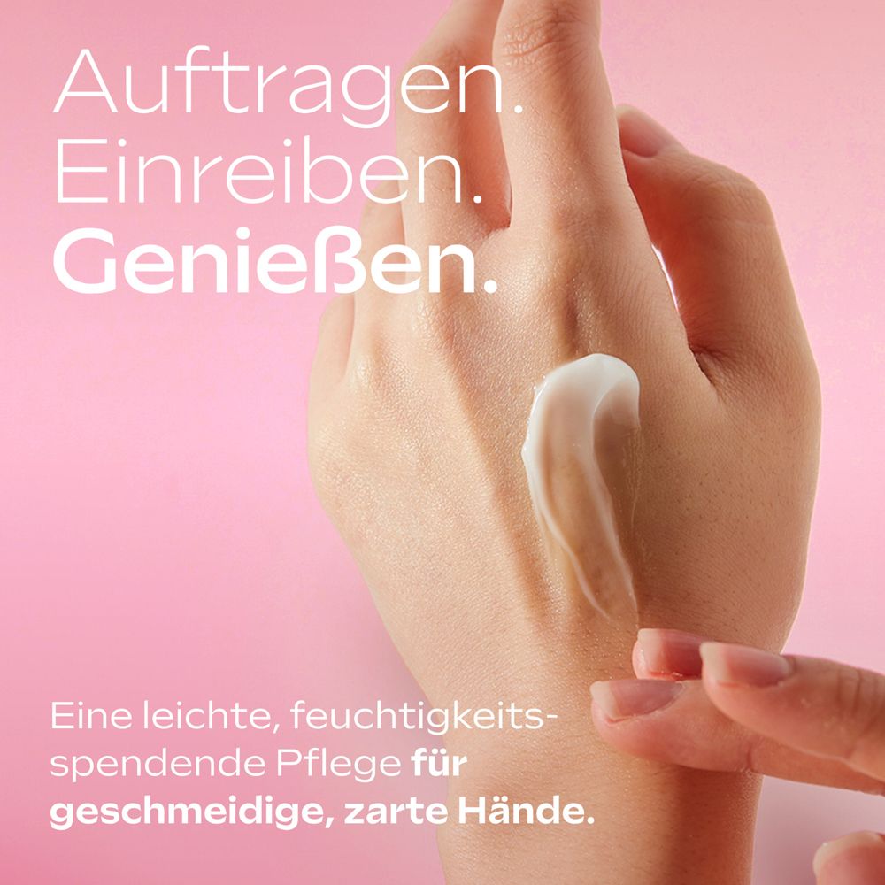 Hand mit Creme. Text: Auftragen. Einreiben. Genießen. Leichte, feuchtigkeitsspendende Pflege für geschmeidige, zarte Hände.