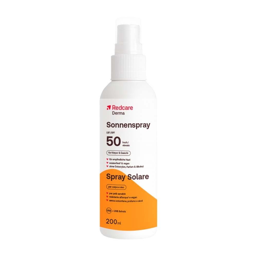 Weißes Sprayflasche von Redcare Derma Sonnenspray LSF 50. Mit Sprühkopf und orangefarbenem Etikett.