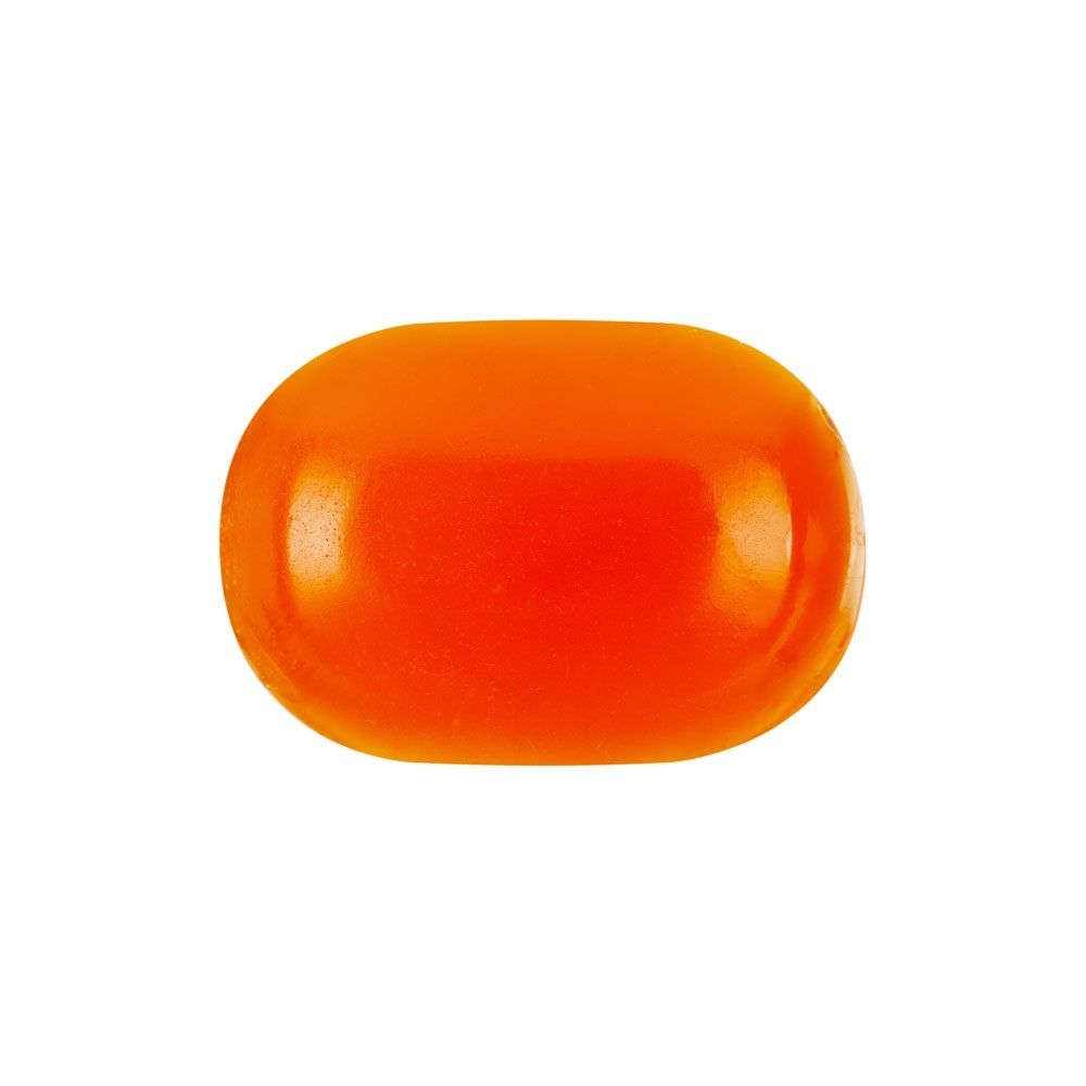 Einzelne orangefarbene Kapsel auf weißem Hintergrund.