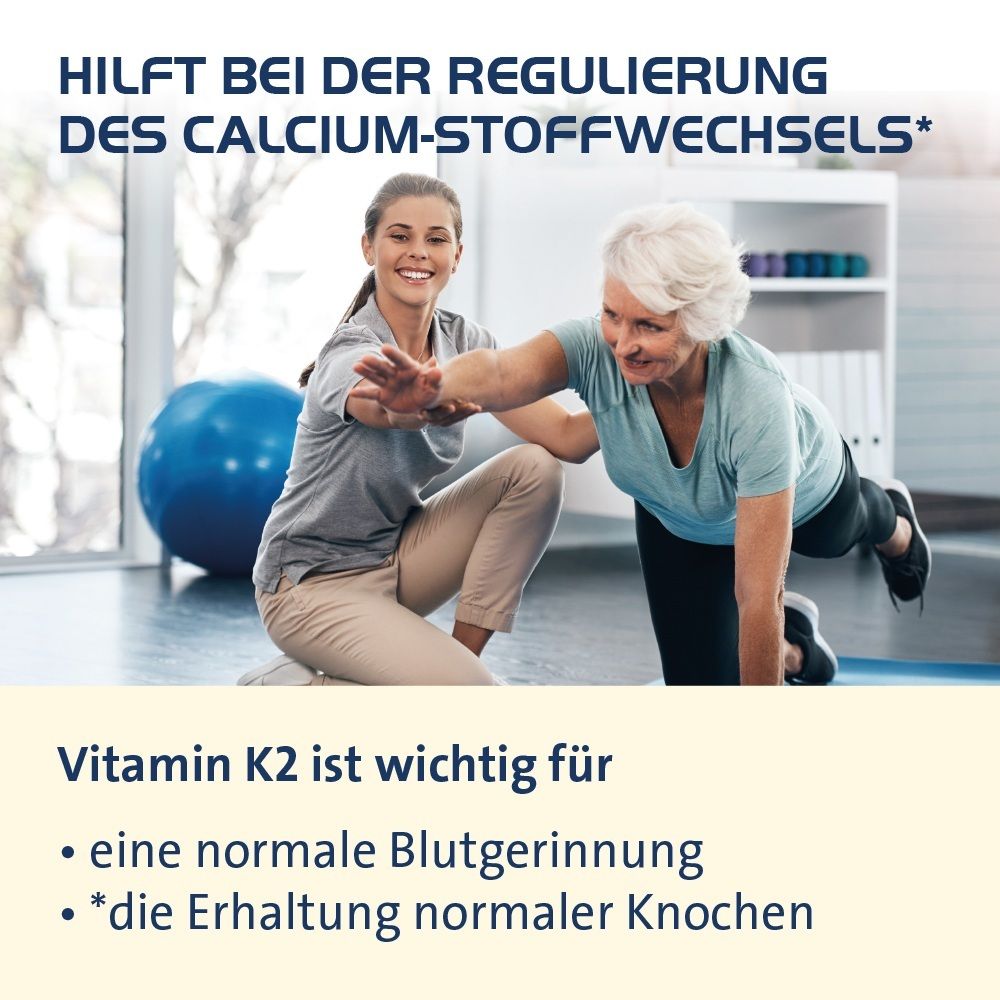 Zwei Frauen bei Übungen, eine hilft der anderen. Text: Vitamin K2 ist wichtig für normale Blutgerinnung und Knochen.