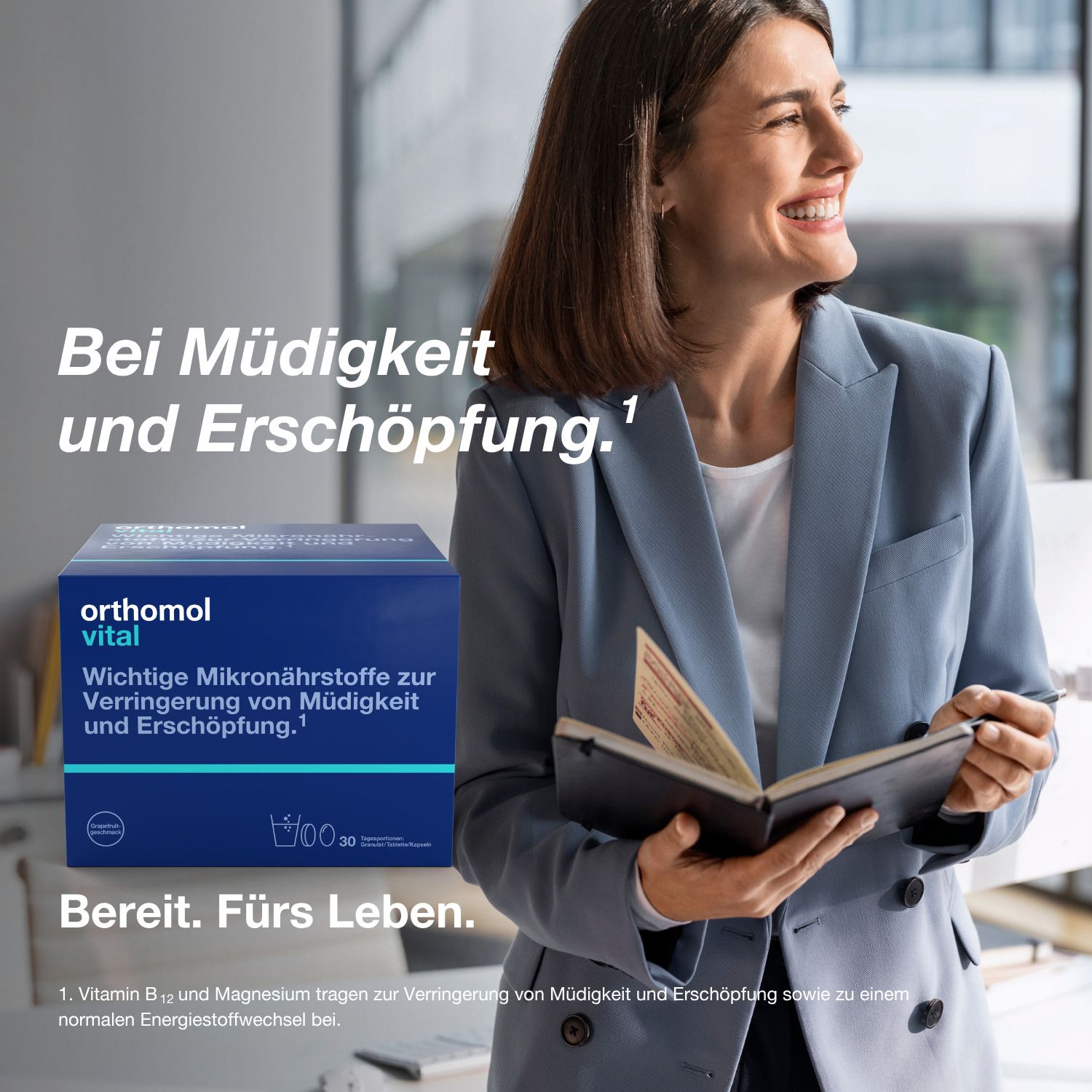 Frau mit Notizbuch und Orthomol Vital-Packung. Text: Bei Müdigkeit und Erschöpfung. Bereit. Fürs Leben.