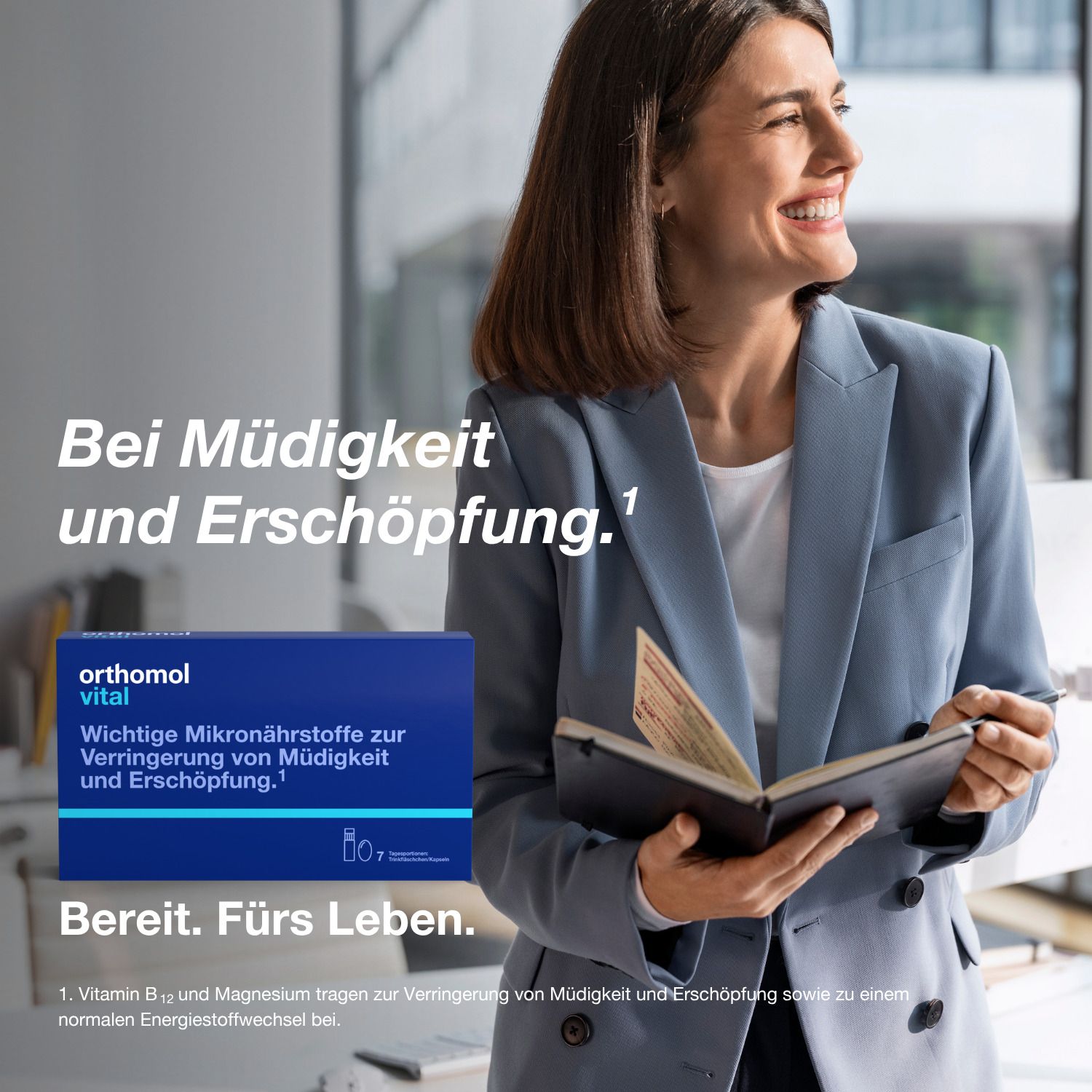 Frau mit Orthomol vital Packung. Text: Bei Müdigkeit und Erschöpfung. Bereit. Fürs Leben.