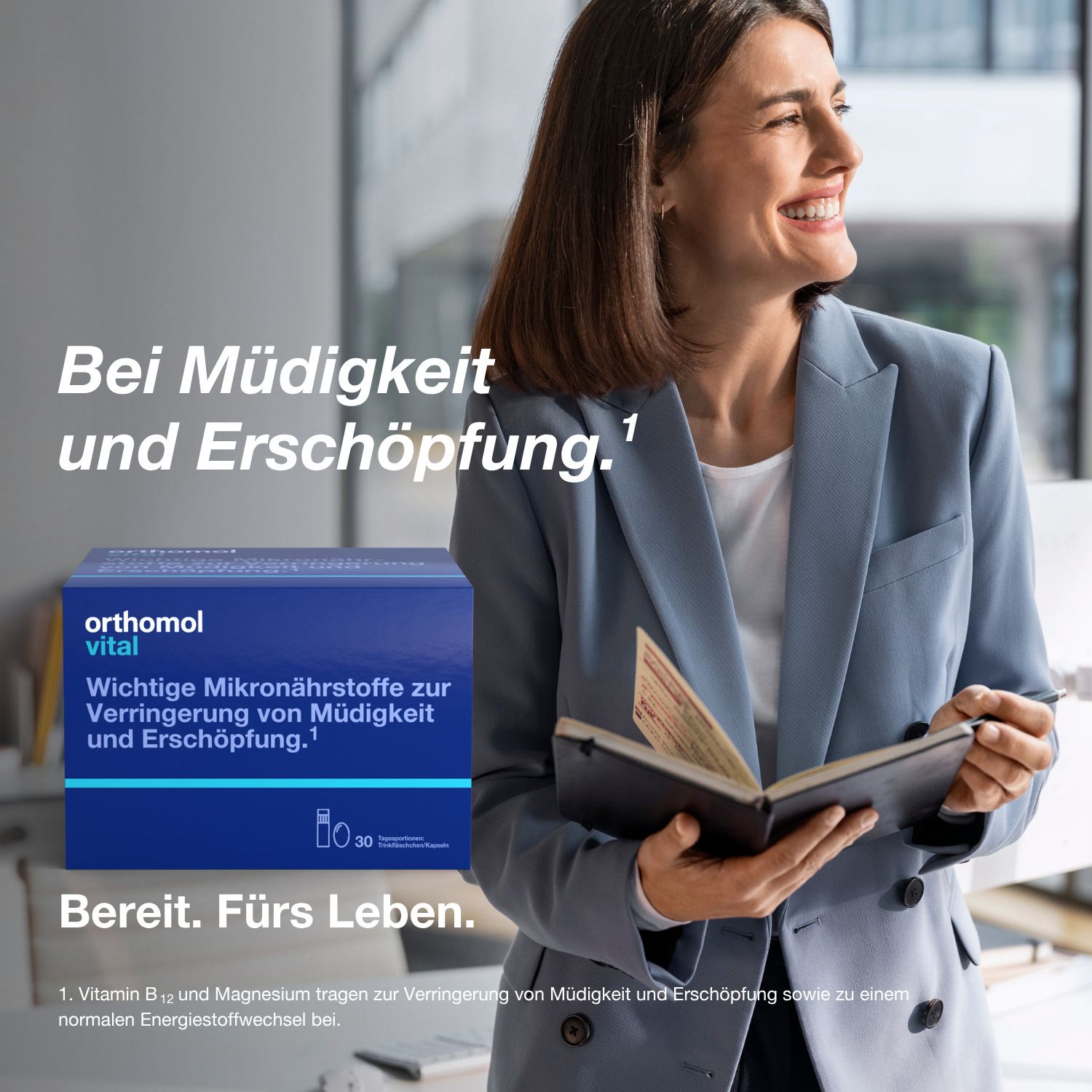 Frau mit Notizbuch und Produktverpackung. Text: Bei Müdigkeit und Erschöpfung. Bereit. Fürs Leben.