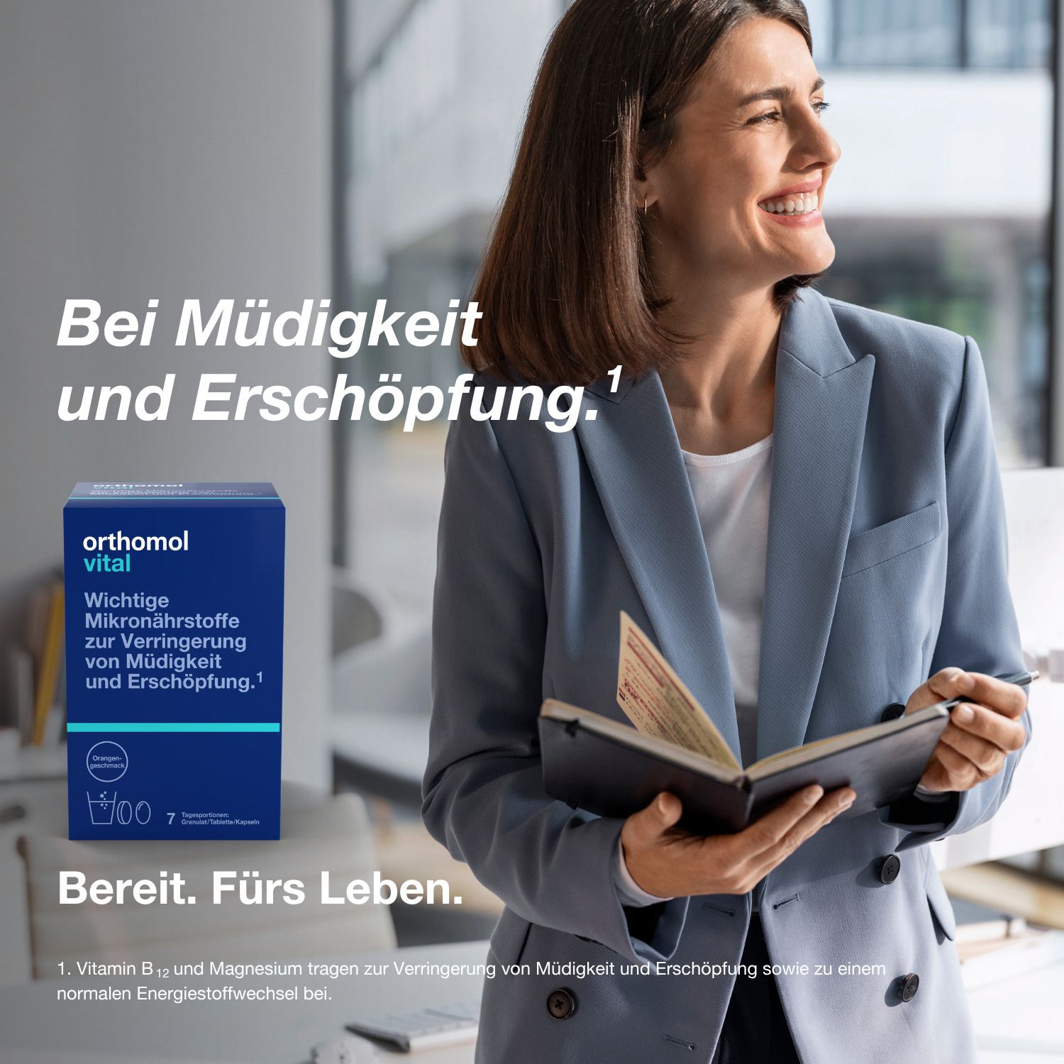 Frau mit Notizbuch und Orthomol Vital-Schachtel. Text: Bei Müdigkeit und Erschöpfung.