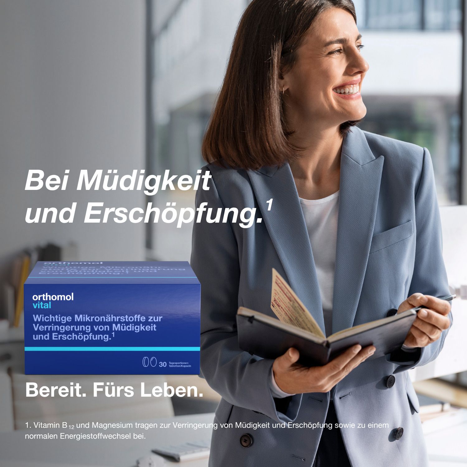 Frau mit Notizbuch und "orthomol vital"-Packung. Text: "Bei Müdigkeit und Erschöpfung. Bereit. Fürs Leben."