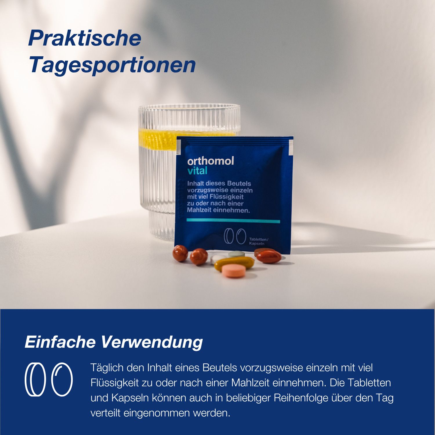 Beutel "orthomol vital" und Tabletten/Kapseln. Text: Praktische Tagesportionen. Einfache Verwendung.