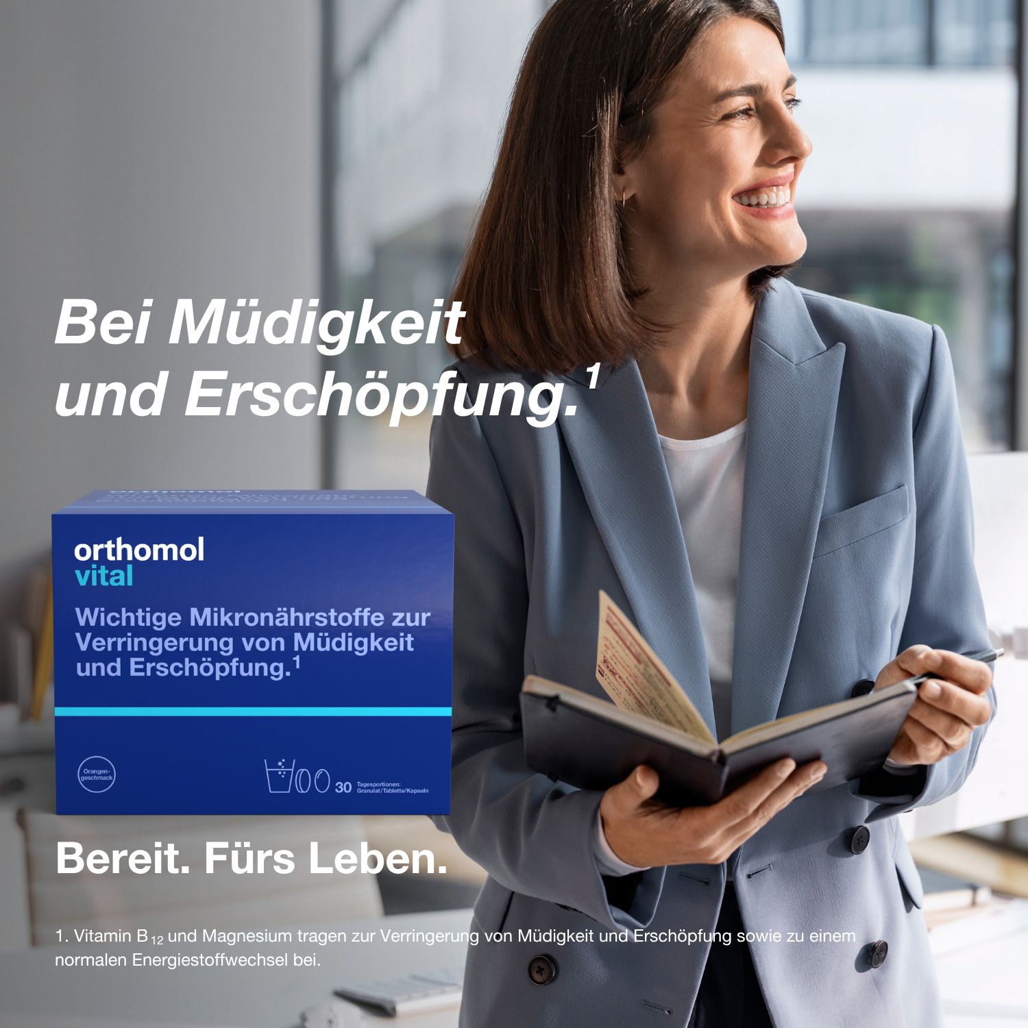 Frau mit Notizbuch und Orthomol Vital-Packung. Text: Bei Müdigkeit und Erschöpfung. Bereit. Fürs Leben.