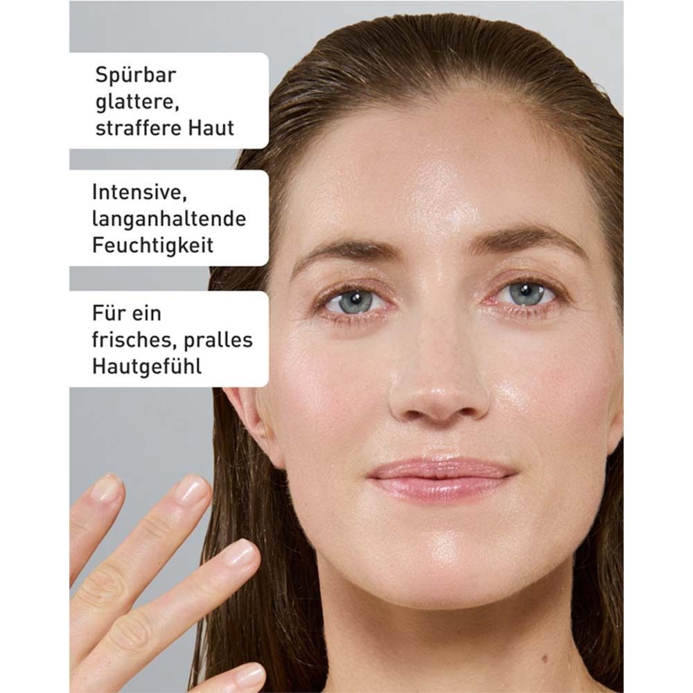 Frau mit Gesicht. Text: spürbar glattere, straffere Haut, intensive, langanhaltende Feuchtigkeit, frisches, pralles Hautgefühl.