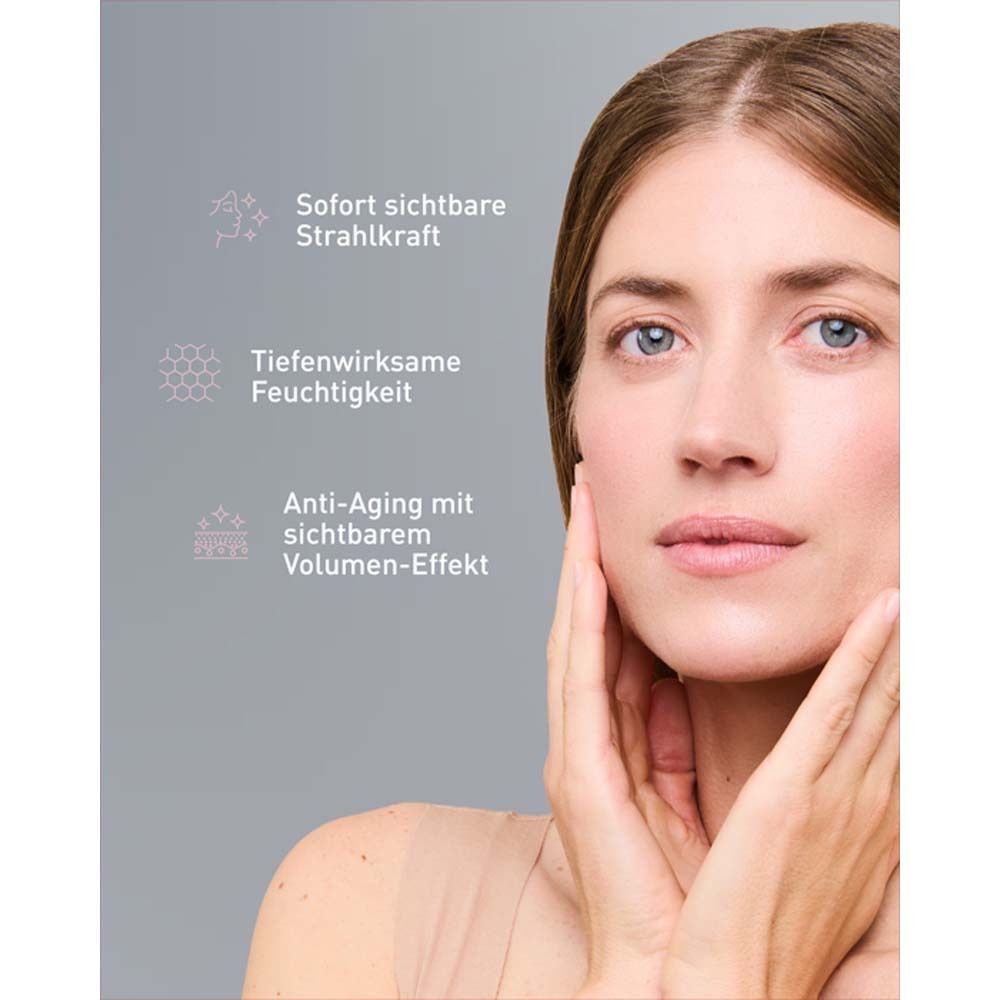 Frau berührt ihr Gesicht. Text: Sofort sichtbare Strahlkraft, Tiefenwirksame Feuchtigkeit, Anti-Aging.