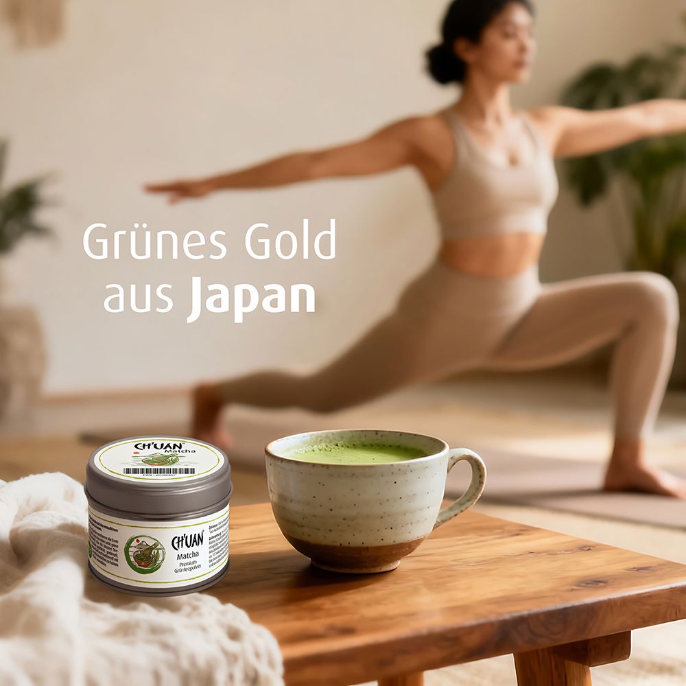 Eine Frau in Yogahaltung neben einer Tasse Matcha und einer Dose CH'UAN Matcha. Text: Grünes Gold aus Japan.