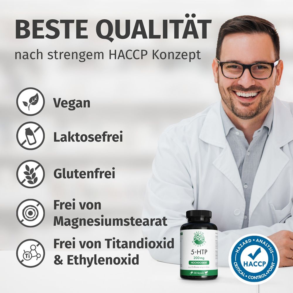 Mann im Arztkittel, Liste mit Siegeln: Vegan, Laktosefrei, Glutenfrei, HACCP.