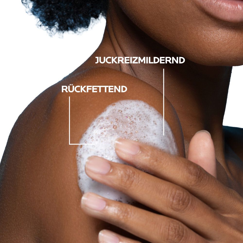 Person zeigt Schaum auf der Haut. Text: Juckreizlindernd, rückfettend.
