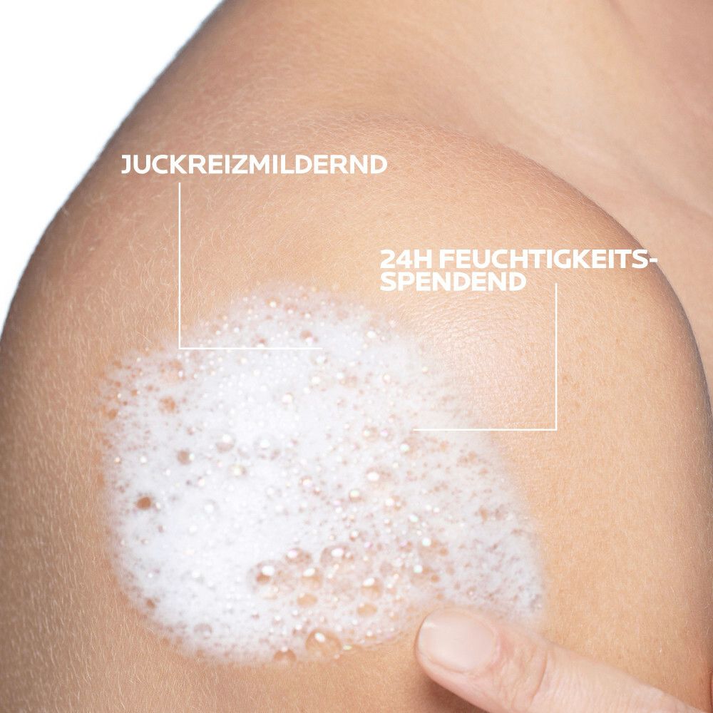 Schaum auf Haut. Text: Juckreizlindernd, 24h feuchtigkeitsspendend.