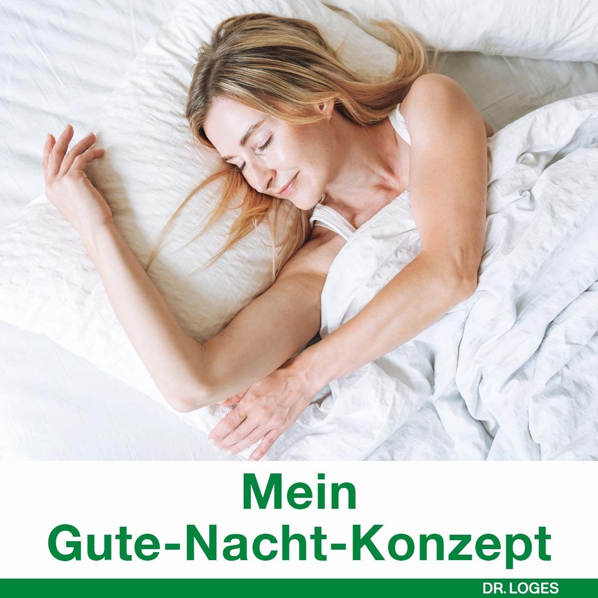 Frau schläft tief und fest in einem Bett.