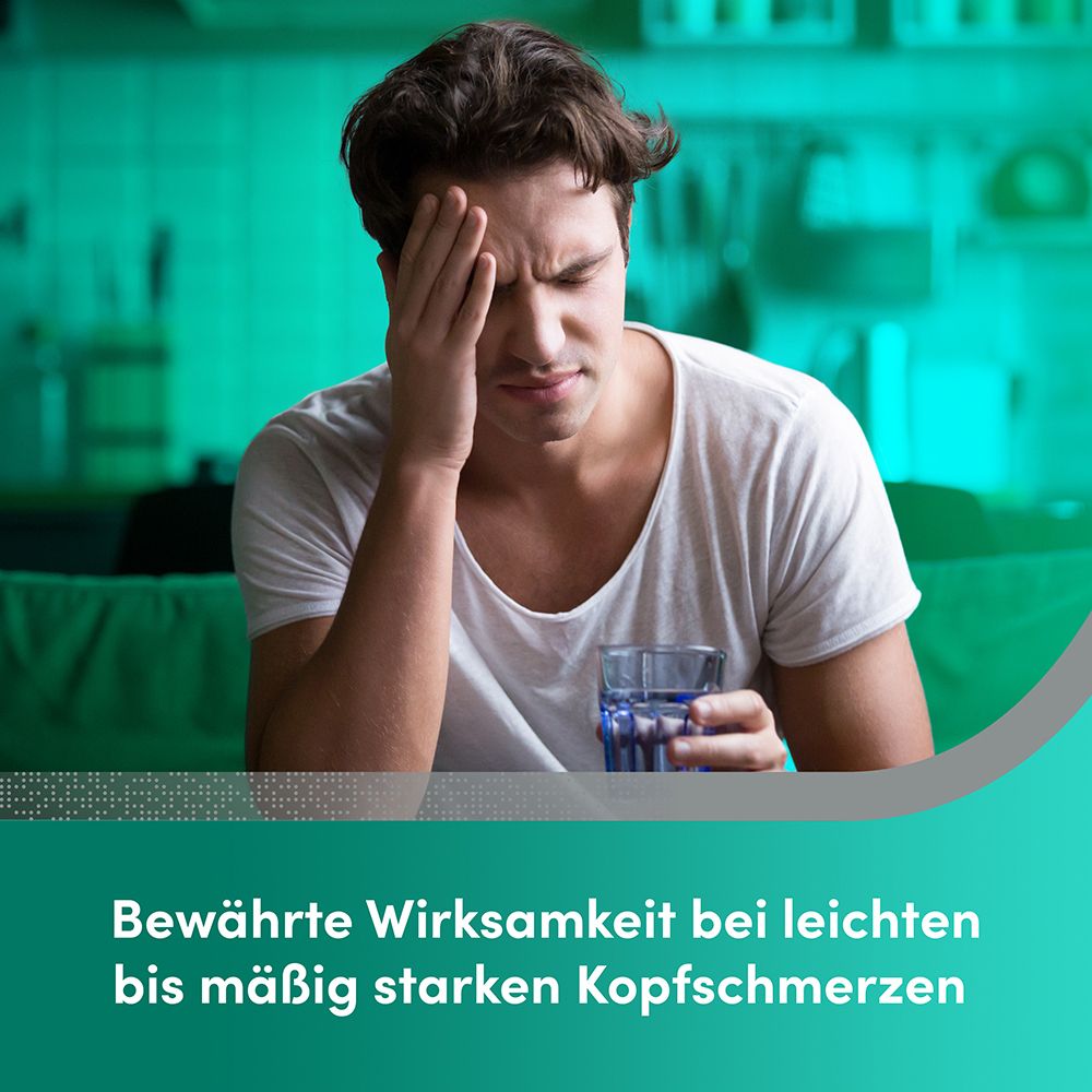 Mann mit Kopfschmerzen hält ein Glas Wasser.
