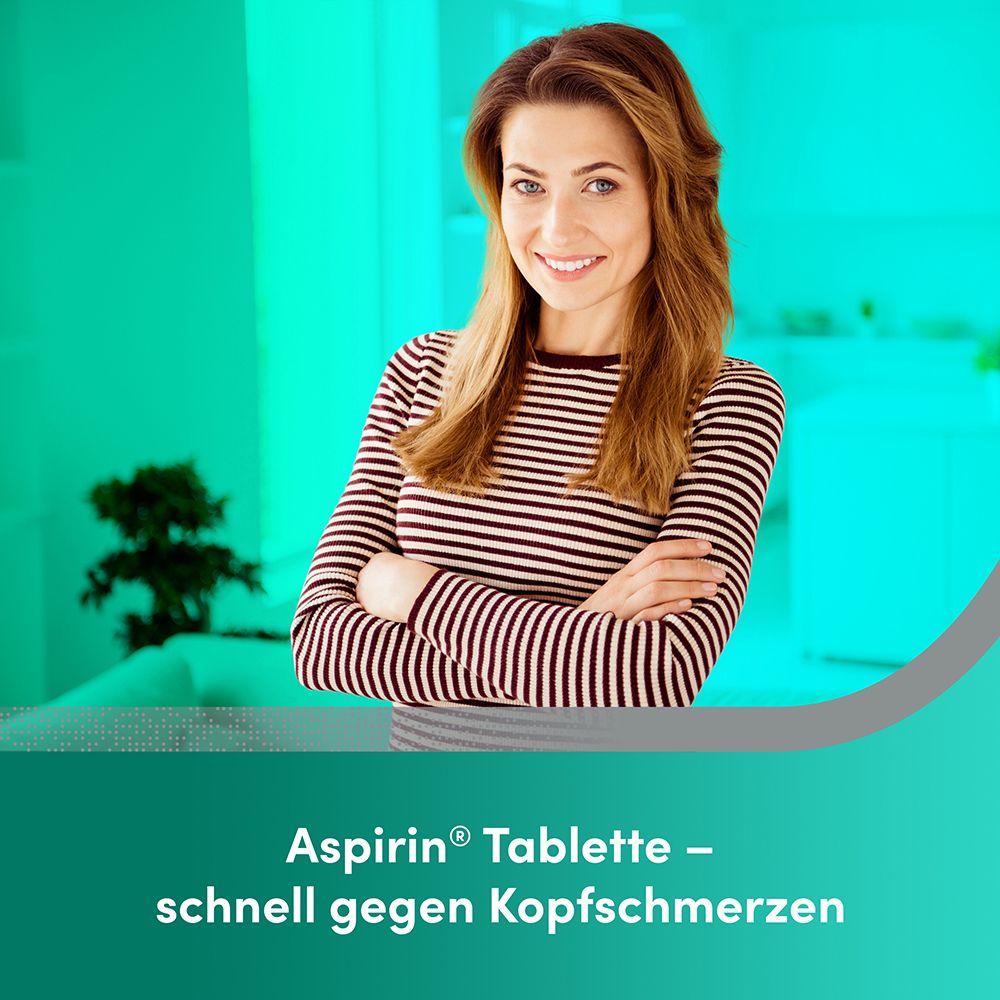 Lächelnde Frau mit gekreuzten Armen.