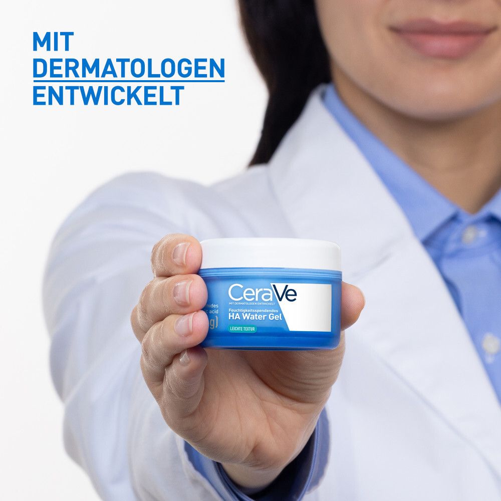 Person hält blaues Tiegel mit weißem Deckel. Aufschrift: CeraVe, HA Water Gel. Text: Mit Dermatologen entwickelt.